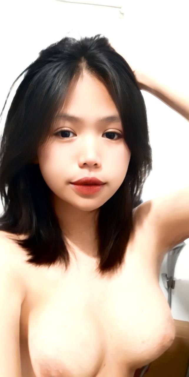 Giải quyết xong công việc, cô nàng gạ trả bài anh đồng nghiệp