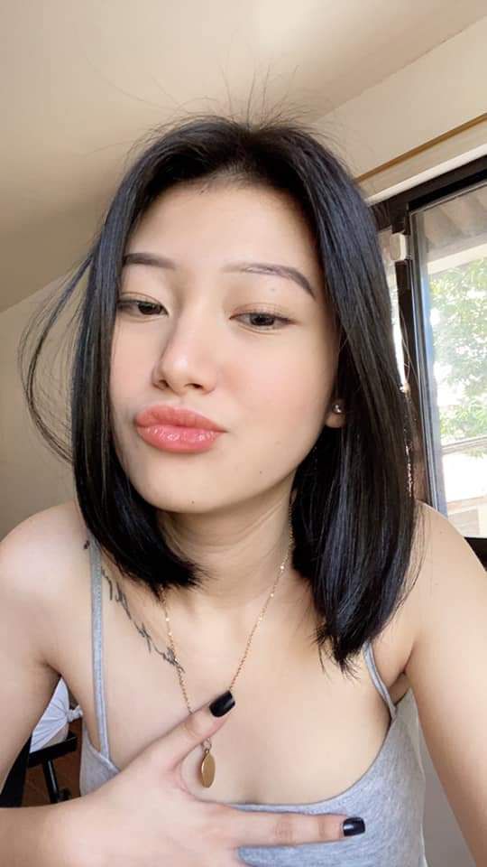 Bạn gái dễ thương khát nước quá nên đi ra sau giải nhiệt